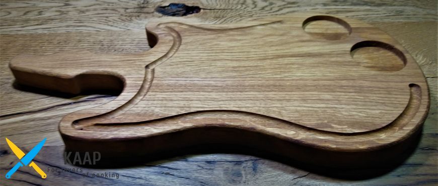 Дошка для подавання страв 36х2 см "Гітара" фігурна дерев'яна з ручкою з дуба (з виїмкою під 2 соусники 4,5 см)